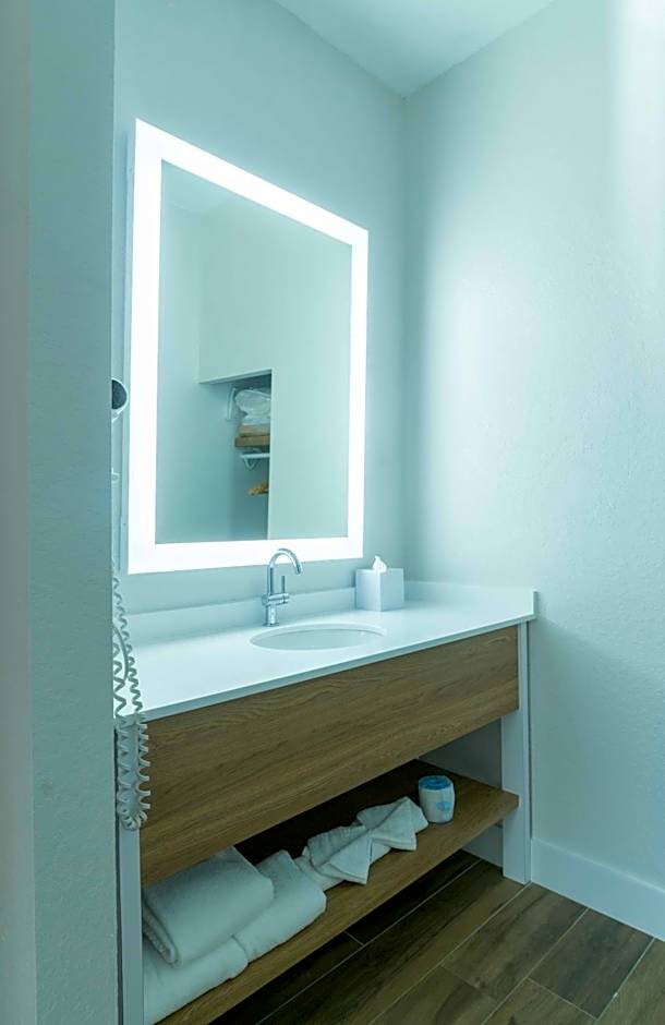 Clarion Inn & Suites Central Clearwater Beach