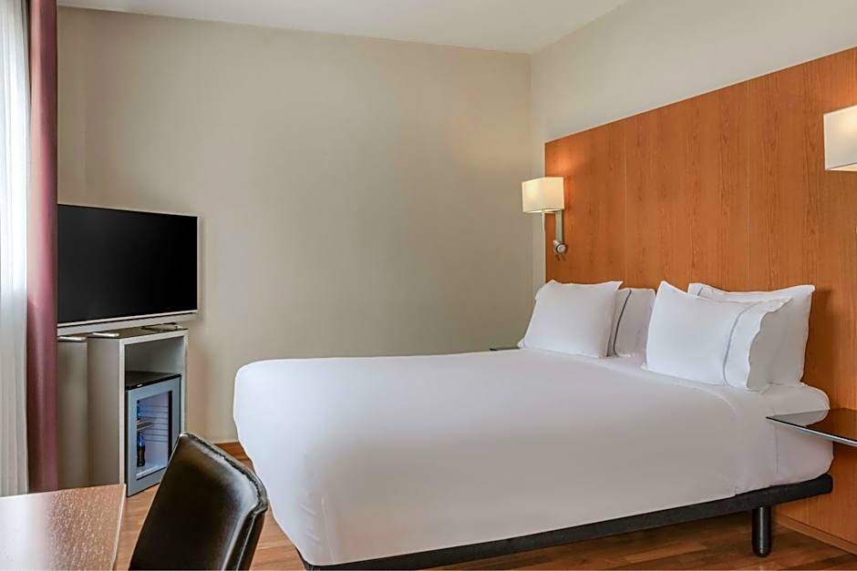 Photo 1 of 4 of Standard 1 King Bed