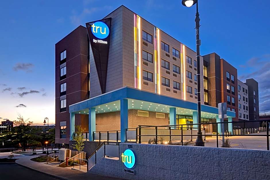 Tru by Hilton Manchester Downtown