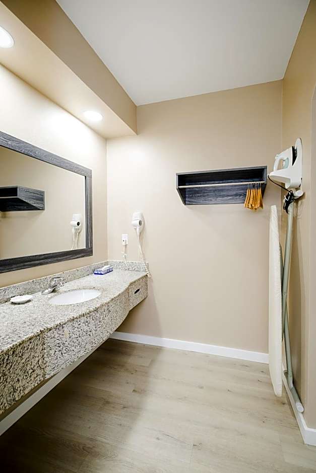 Sapphire Inn & Suites