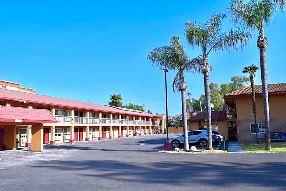 Super 8 by Wyndham Visalia