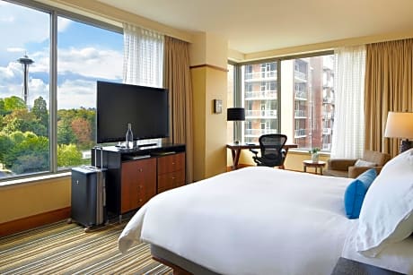 King Corner Suite with Space Needle View
