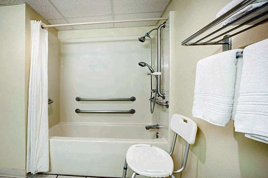 Super 8 by Wyndham Clinton