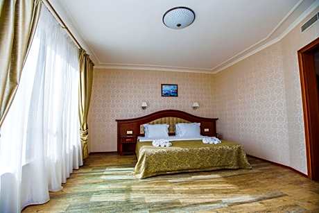 Family Room with Side Sea View