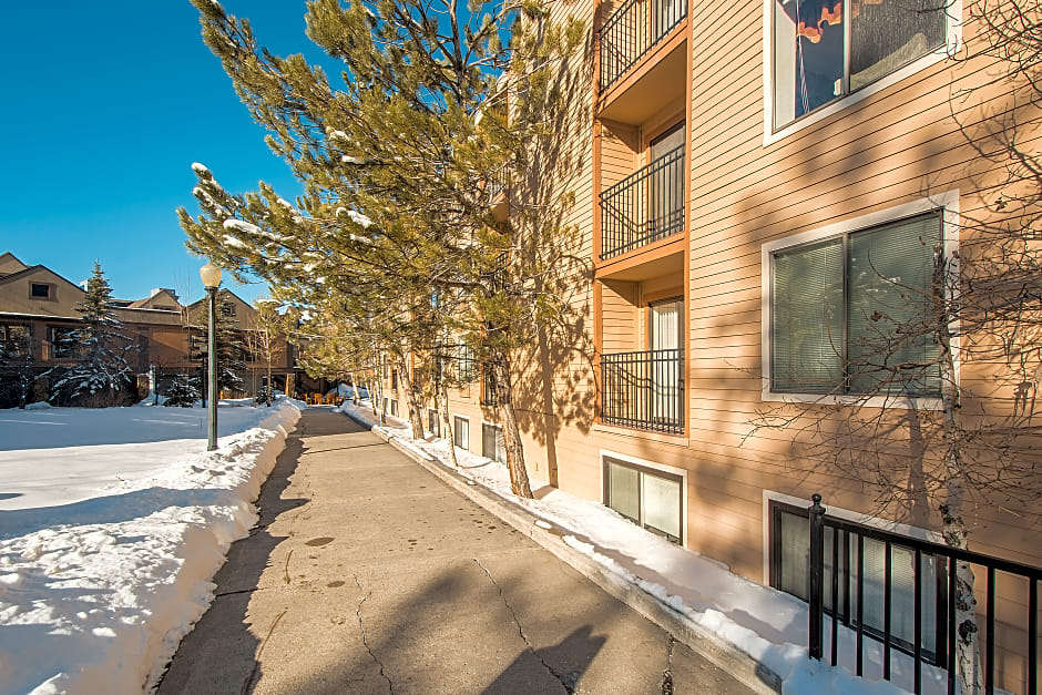 Carriage House Condominiums by All Seasons Resort Lodging