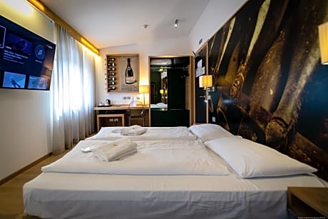 Suite with Hot Tub and Infrared Sauna