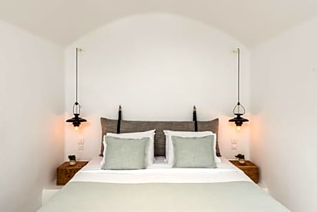 Honeymoon Nest with Caldera View