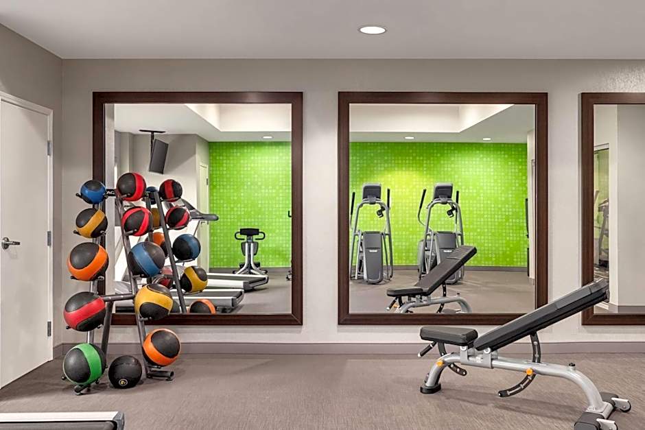 La Quinta Inn & Suites by Wyndham Arlington North Six Flags Drive