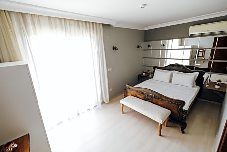 Deluxe Room with Balcony - Breakfast Included