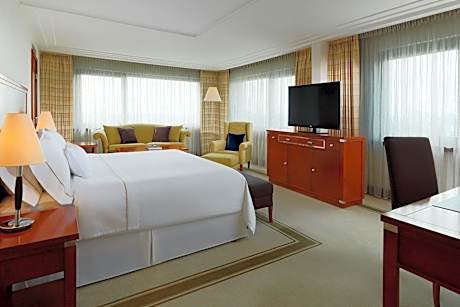 Deluxe Suite, 1 Bedroom Larger Suite, 1 King, Alternate: Sofa Bed, Round Bed, City View