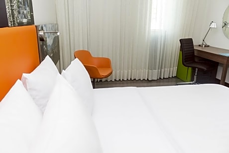 1 Queen W/Refrigerator Nonsmoking