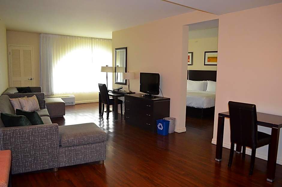 Holiday Inn & Suites Montreal Airport by IHG