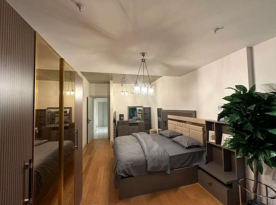 lavish apt with 180 ist view at 40F gym pool 89