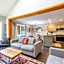 Ski In & 15 Minute Walk to the Lifts Hot Tub AC Pet Friendly