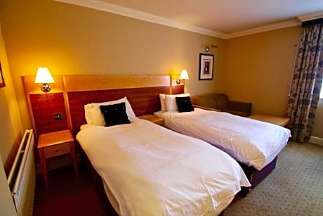 Ambassador Twin Room (Inc FREE PARKING, POOL & GYM)