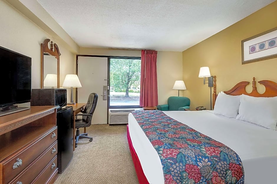 Days Inn by Wyndham Hoover Birmingham