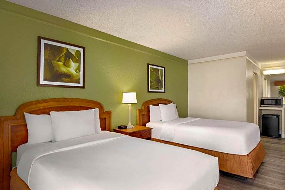 Baymont by Wyndham Intl Speedway/I-95/Daytona Beach