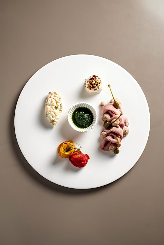 Uve Rooms & Wine Bar