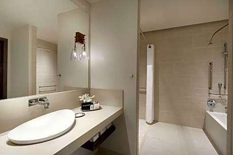 King Room with Bath Tub - Mobility and Hearing Access/Non-Smoking
