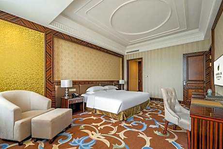 Deluxe Suite with Lake View