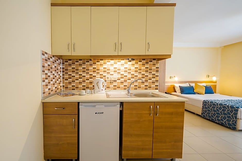 Catty Cats Garden Hotel