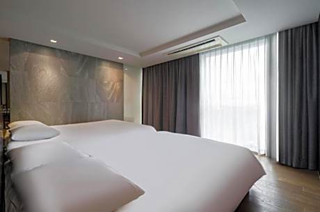 Family Suite - bathtub