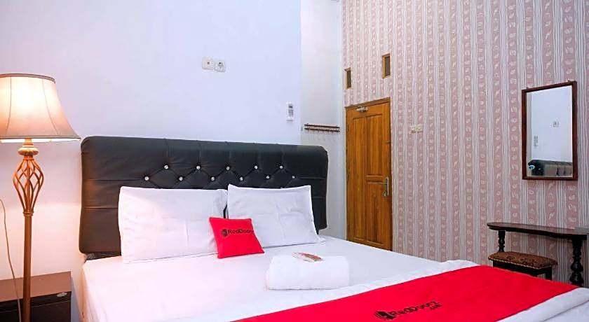 RedDoorz Syariah near RS Mitra Siaga