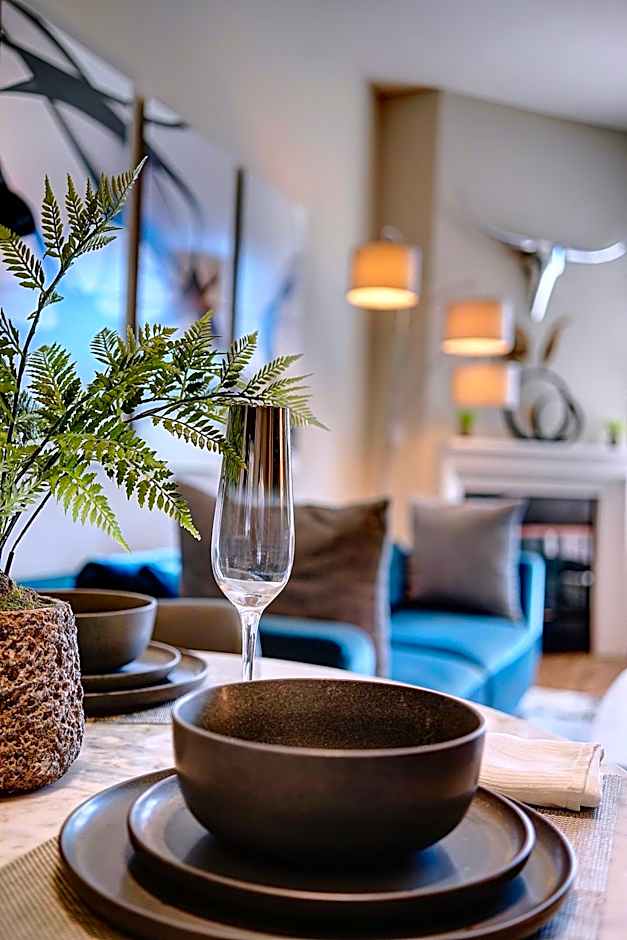 Penthouse One Bedroom Garden View Condo by UCLA