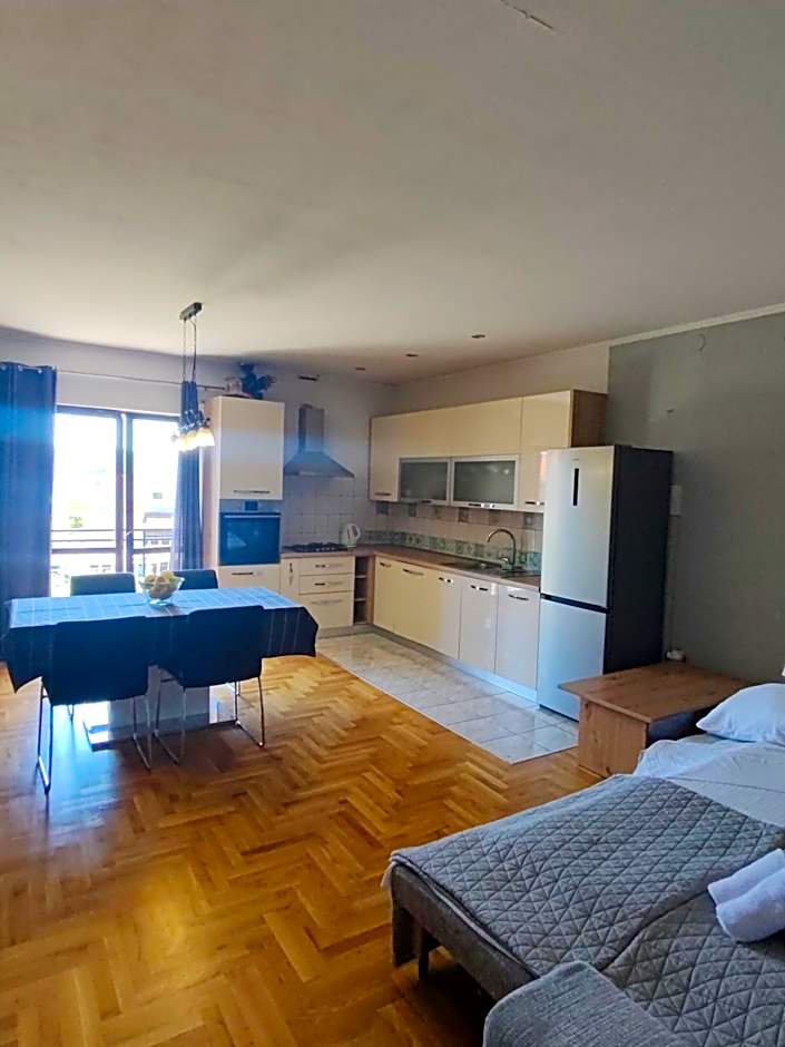 Apartments and pansion M&R