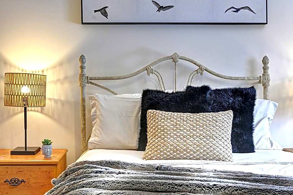 Front RIVER private BEACH 2 HOT TUBS 15 p SAUNA