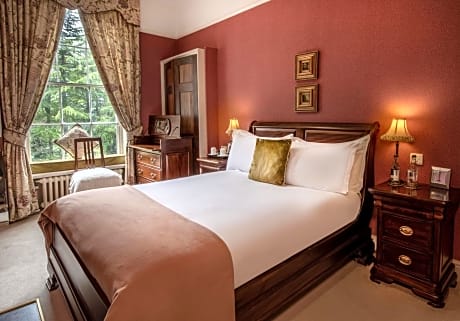 Deluxe Double Room at Hugh Stewart House