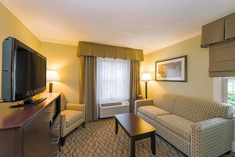 Holiday Inn Express & Suites Merrimack - Nashua by IHG