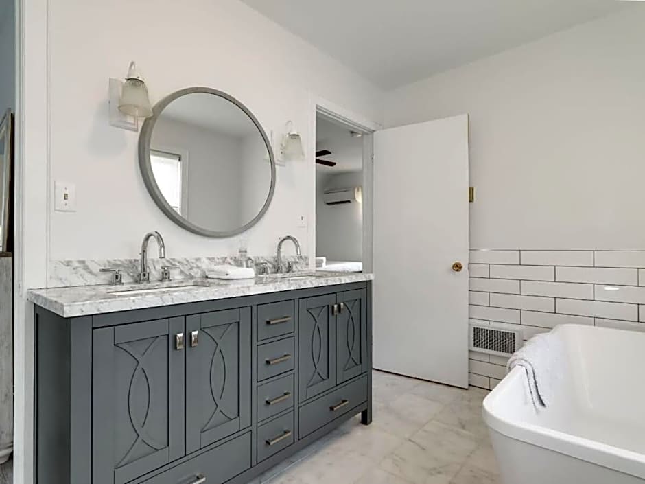 Cozy family waterfront retreat recently renovated