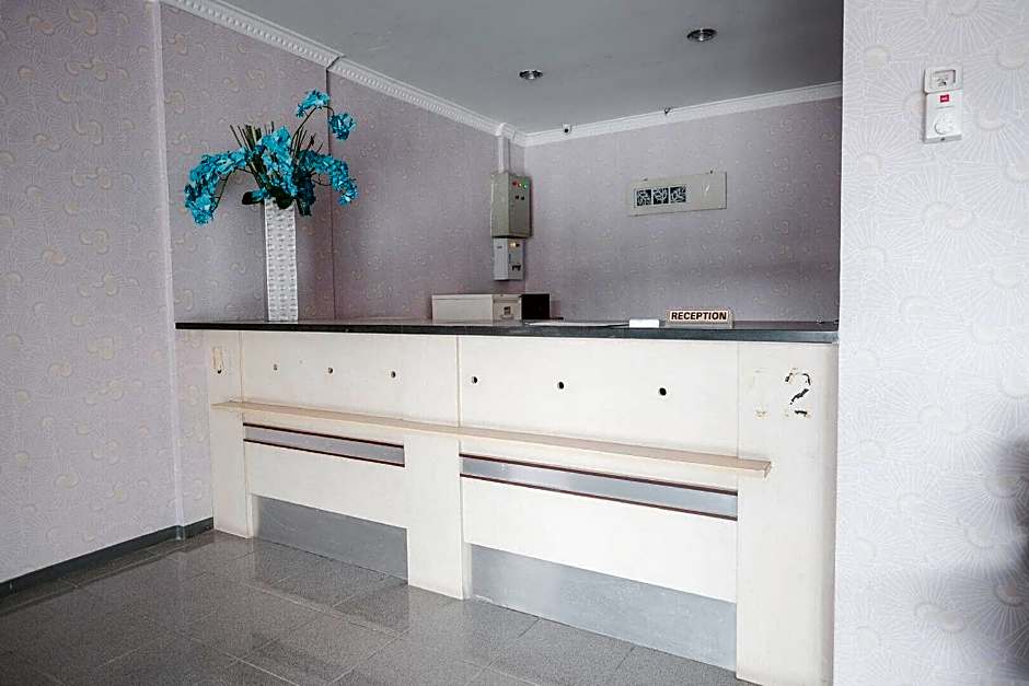 RedDoorz Plus near Istana Maimun Medan