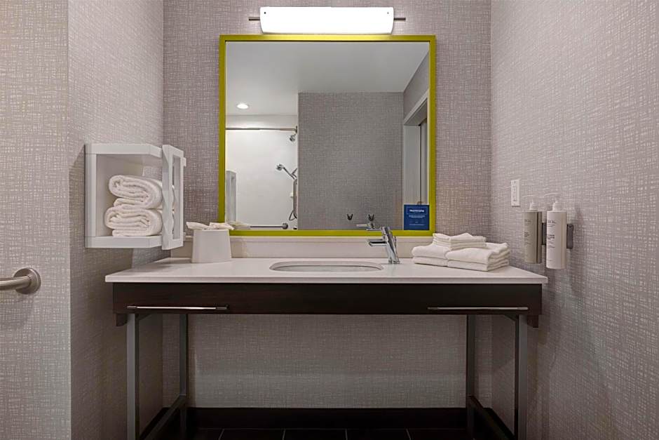 Hampton Inn By Hilton & Suites Marina