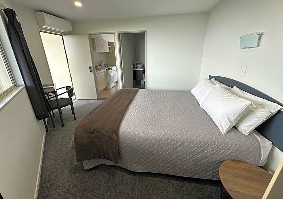 Baycourt Lakefront Motel