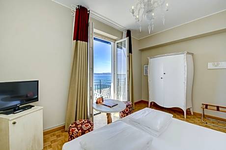 Deluxe Double Room with Lake View