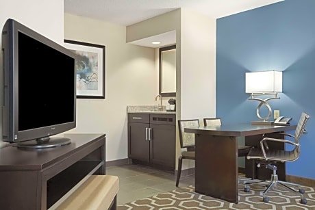2 Queen Suite Mobility/Hearing Access Ri Shwr