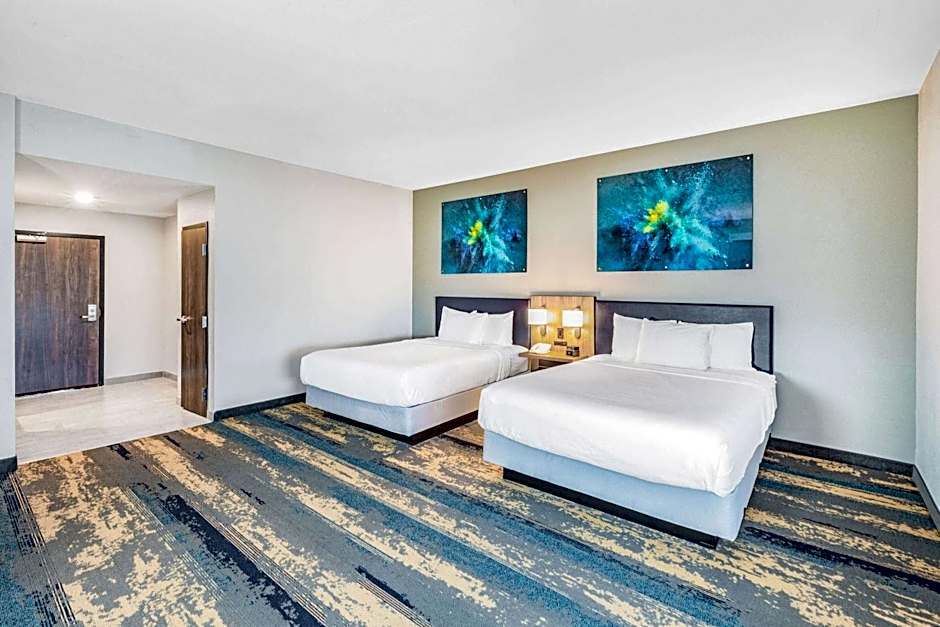 La Quinta Inn & Suites by Wyndham Galveston North at I-45