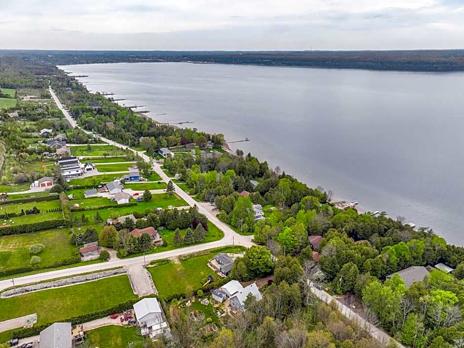 TGIF - Serene Waterfront Retreat