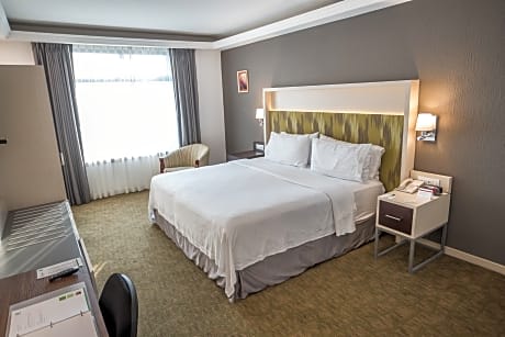 1 King Standard With Walk In Shower