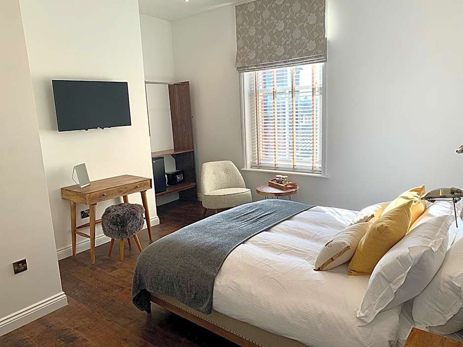 Upstairs at 33 - Self check in boutique accommodation in Worcester Centre