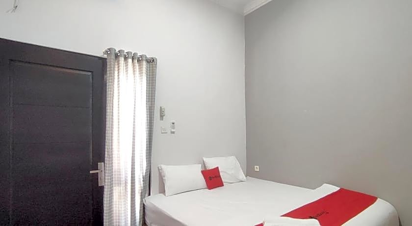 RedDoorz near Graha Saba Buana 2