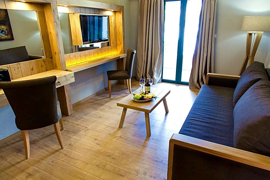 Elmi Beach Hotel & Suites