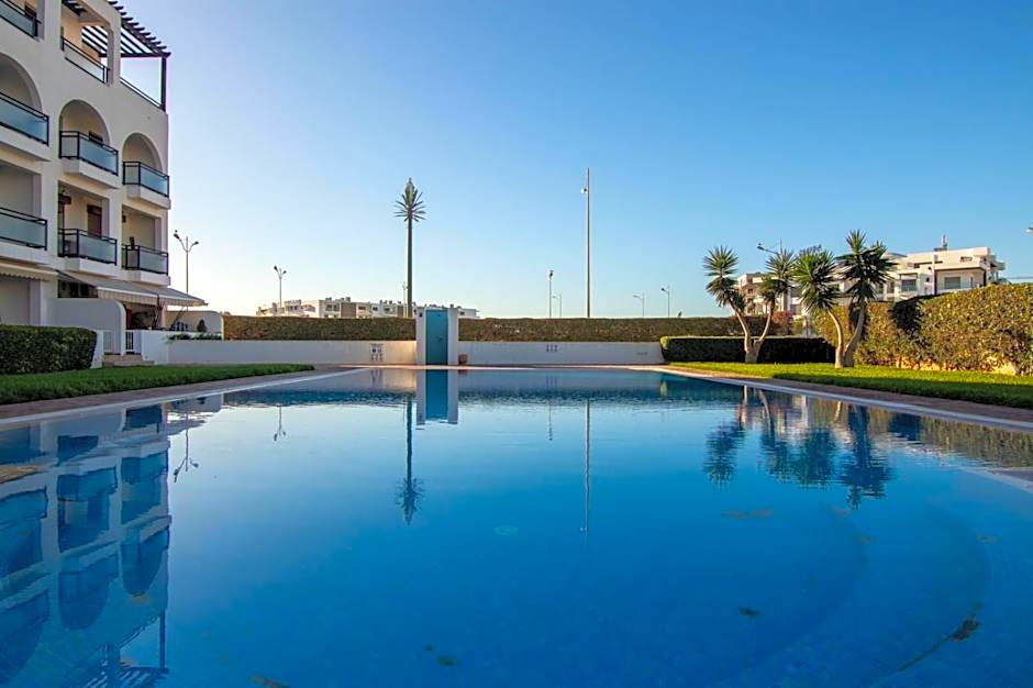 2BR Sunset Pool Beach 6 min Parking & WiFi