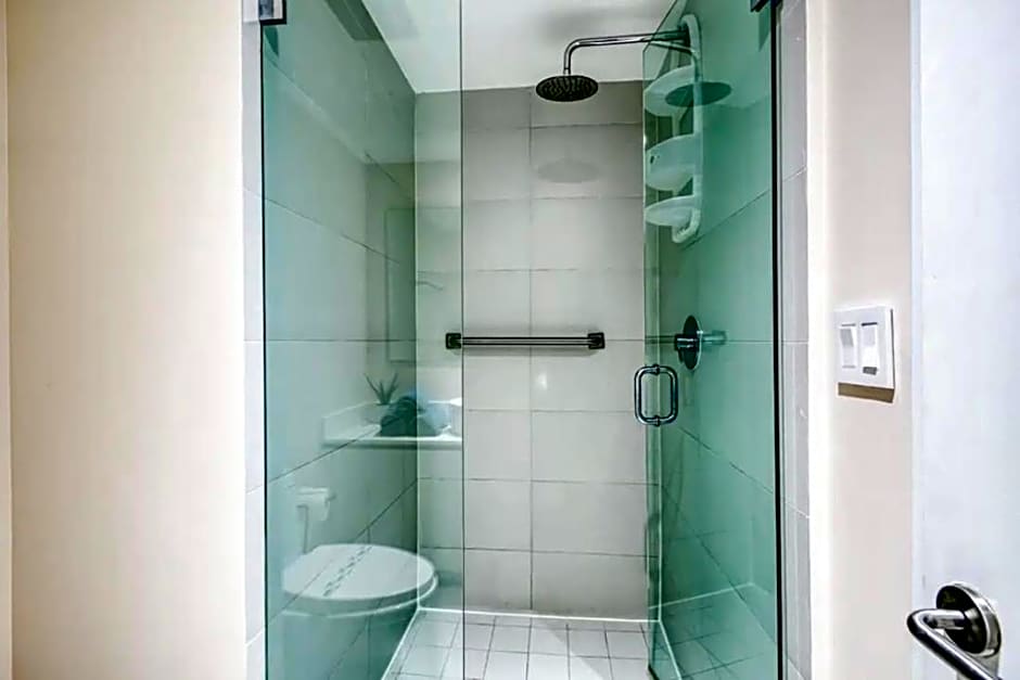 Stunning Penthouse Suite Waterfront 2BD 2BA