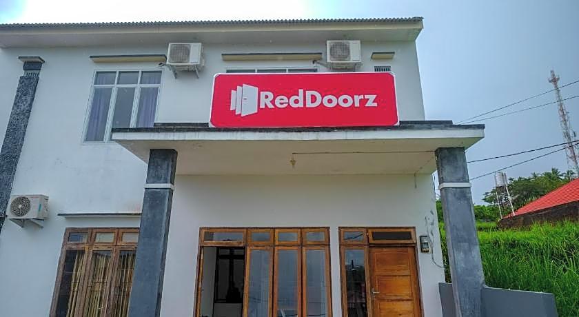 RedDoorz near De La Salle Manado