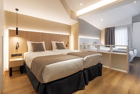 QUADRUPLE ROOM (3 ADULTS + 1 CHILD)