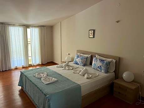 Two-Bedroom Apartment with Balcony and Sea View - Annex