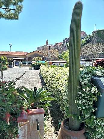 Large Bungalow (6 Adults)